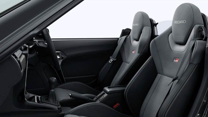 Hai ghế ngồi hàng hiệu của hãng trang thiết bị xe đua Recaro. Ảnh: AutoBlog.