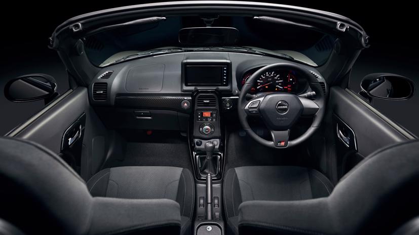 Nội thất xe chủ yếu là tone màu đen, với các chi tiết ốp carbon. Ảnh: AutoBlog.