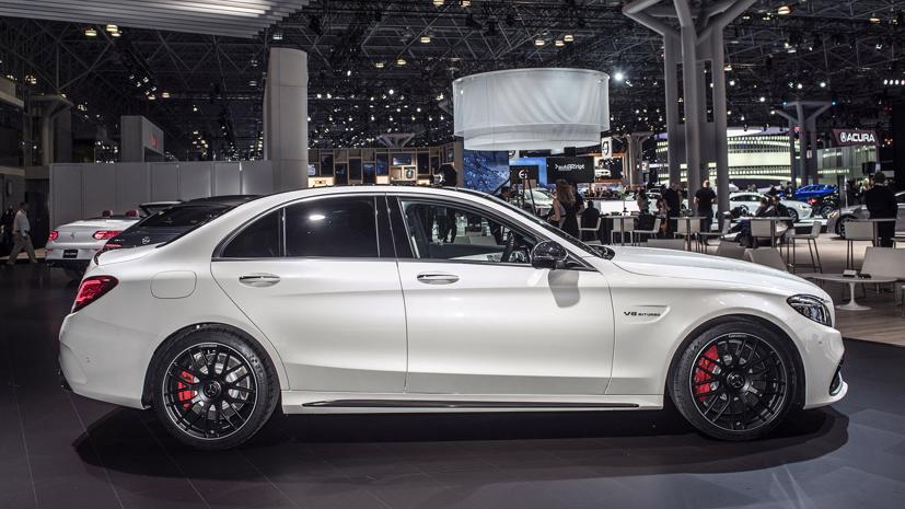 Trong khi đó, đối thủ M3 và M4 của BMW vẫn trung thành với động cơ V8 to khoẻ. Ảnh: AutoBlog.