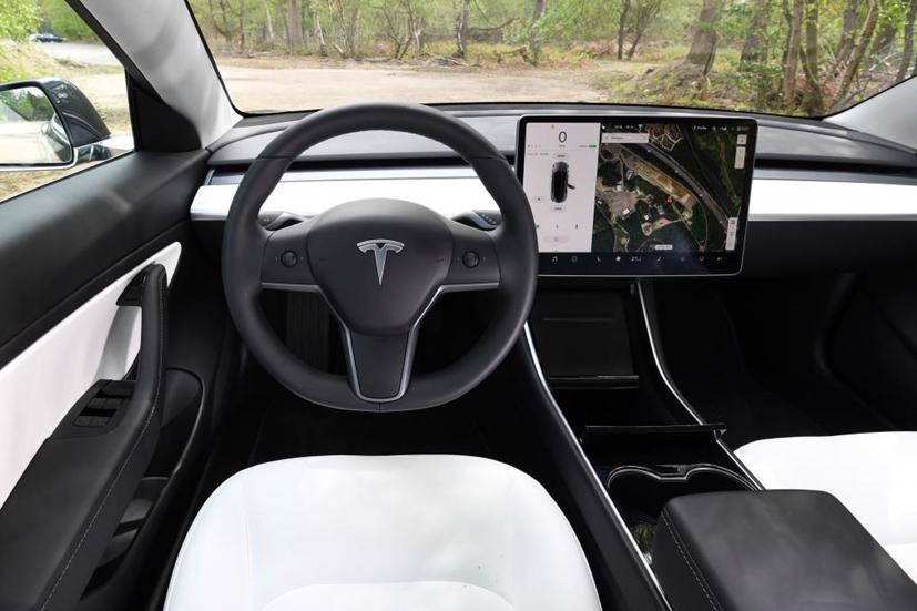 Rất có thể những chiếc Model 3 đã bán ra sẽ được Tesla cho cập nhật phần mềm. Ảnh: AutoExpress.