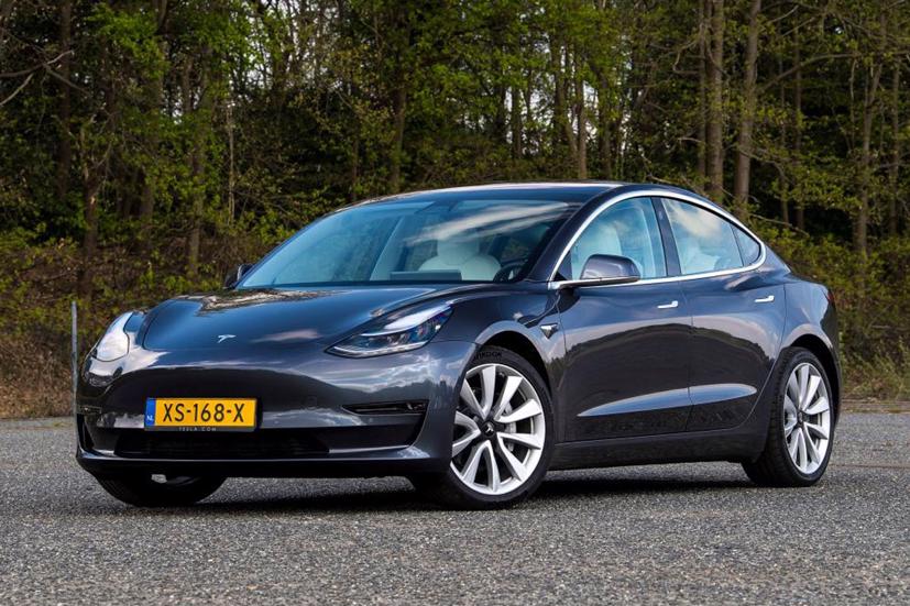 Đây như là động thái đáp lại đối thủ Porsche cập nhật mẫu sedan chạy điện Taycan 4S. Ảnh: AutoExpress.