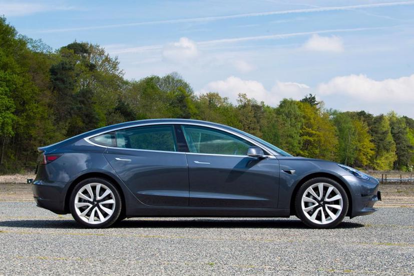 Tesla Model 3 bản pin tiêu chuẩn sẽ được cải thiện 20 Km di chuyển mỗi lần sạc đầy. Ảnh: AutoExpress.