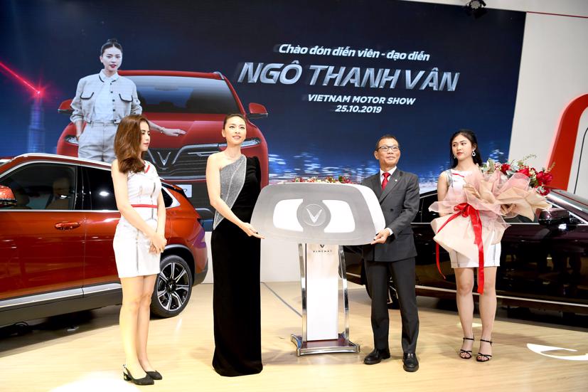 Nữ diễn viên nhận chìa khoá chiếc LUX SA 2.0 màu cam đỏ nổi bật. Ảnh: BTC.