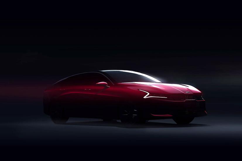 Phần đầu xe ấn tượng với mũi hổ kéo dài hẹp và đèn demi "mắt hí rắn săn mồi". Ảnh: KIA.