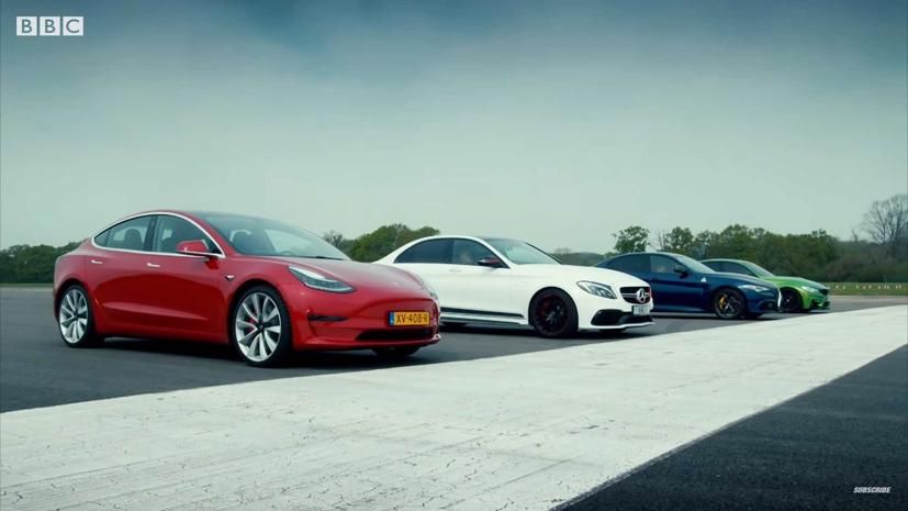 Với 2 động cơ điện 444 mã lực, chiếc sedan Tesla dường như vượt trội so với các đối thủ còn lại.