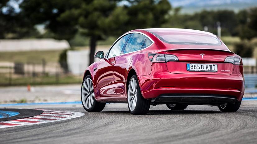 Tuy nhiên, xử lý vào cua "cồng kềnh" thiếu đầm chắc chính là "tử huyệt" của mẫu sedan này so với đối thủ.