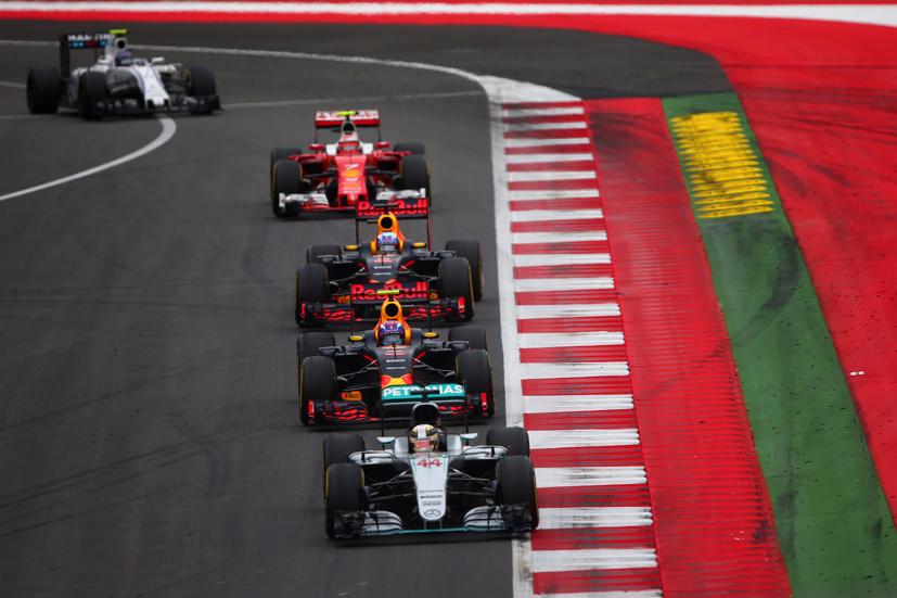 Dù khó khăn, nhưng tôi sẽ không ngại thay đổi để môi trường sống tốt đẹp hơn - Lewis Hamilton tuyên bố. Ảnh: AutoBlog.