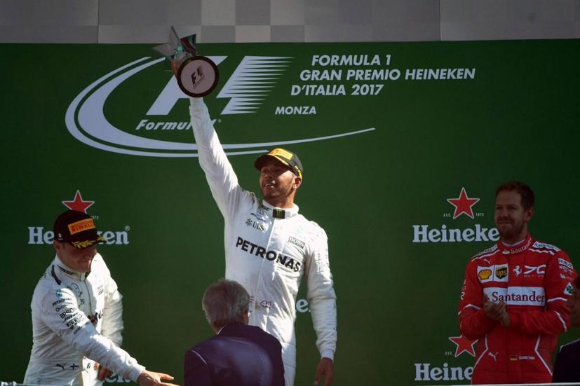 Tay đua Lewis Hamilton đã bán máy bay riêng và cấm dùng nhựa một lần tại văn phòng. Ảnh: AutoBlog.