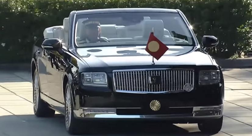 Chiếc xe đã được độ lại ghế sau, nhằm tôn lên vị thế của Nhật Hoàng. Ảnh: Carscoops.