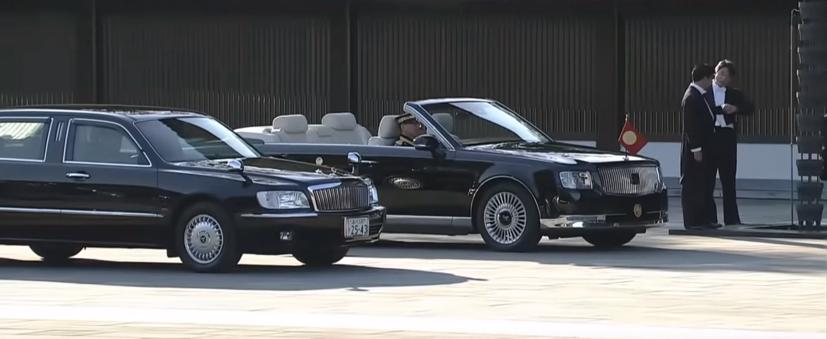Chiếc "Xe diễu hành Hoàng gia" này thay thế cho chiếc Rolls-Royce Corniche đời 1990. Ảnh: Carscoops.