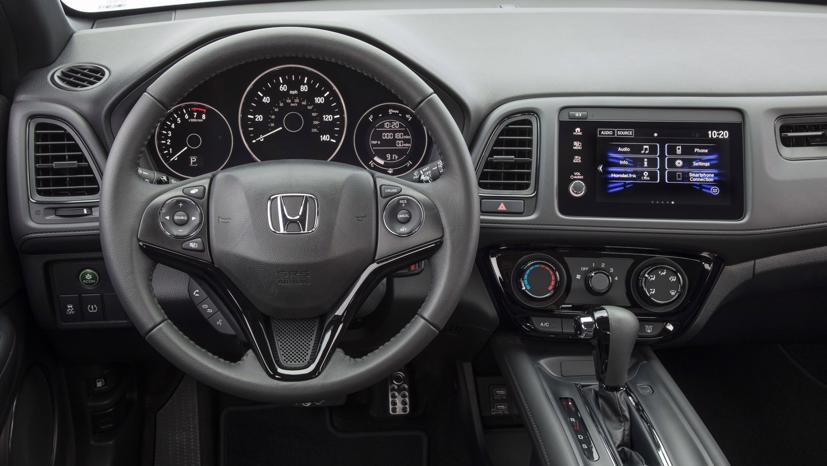 Điểm trừ của xe là màn hình công nghệ cũ kỹ, hộp số CVT chưa tối ưu và động cơ vẫn ì ạch. Ảnh: AutoBlog.