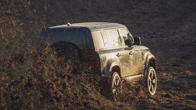 Bốn chiếc xe Defender 2020 sẽ có những màn nhào lộn, off-road hạng nặng. Nguồn: Land Rover.