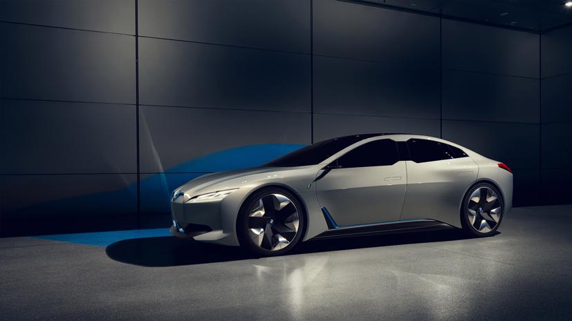 Công nghệ sạc vượt trội giúp xe di chuyển tới 600Km và chỉ mất 35 phút để sạc 80% pin. Ảnh: AutoBlog.