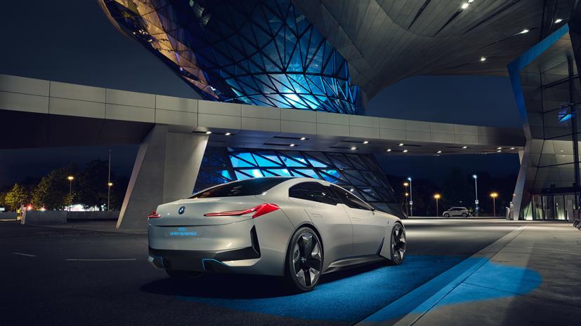 Chiếc BMW i4 được hãng xếp chung mâm với dòng iX3 hiện tại. Ảnh: AutoBlog.