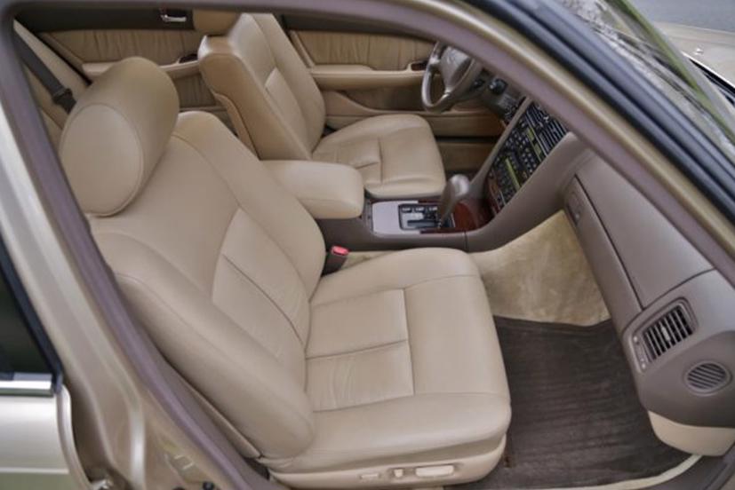 Nội thất xe bọc da toàn bộ. Bên dưới có lót nhung. Bảng tap-lô làm bằng nhựa và còn rất đẹp. Ảnh: AutoBlog.