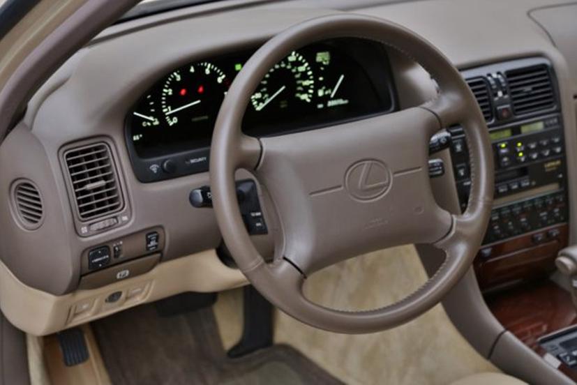 Cụm đồng hồ cơ và các nút điều chỉnh vẫn không hề có dấu hiệu xuống sắc theo thời gian. Ảnh: AutoBlog.