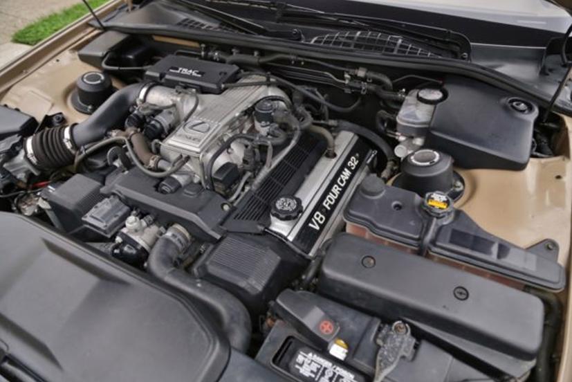 Khoang máy rất sạch sẽ, với khối động cơ V8 mạnh mẽ. Ảnh: AutoBlog.