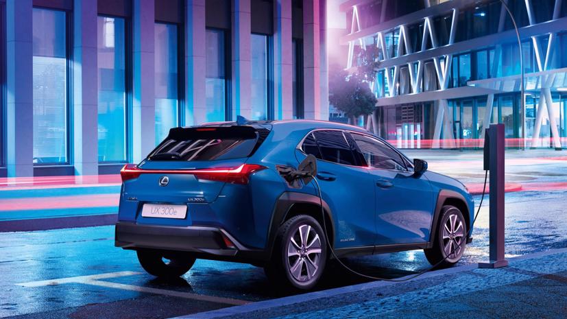 Lexus UX 300e có thể chạy được 400km trong một lần sạc đầy. Ảnh: AutoBlog.