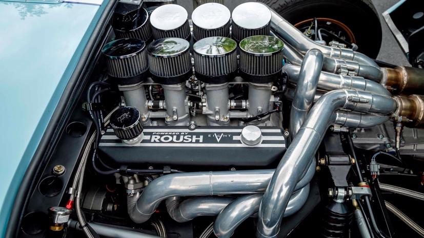 Xe được trăng bị động cơ V8 với sức mạnh 600 mã lực, đi kèm hộp số sàn 5 cấp. Ảnh: Carscoops.