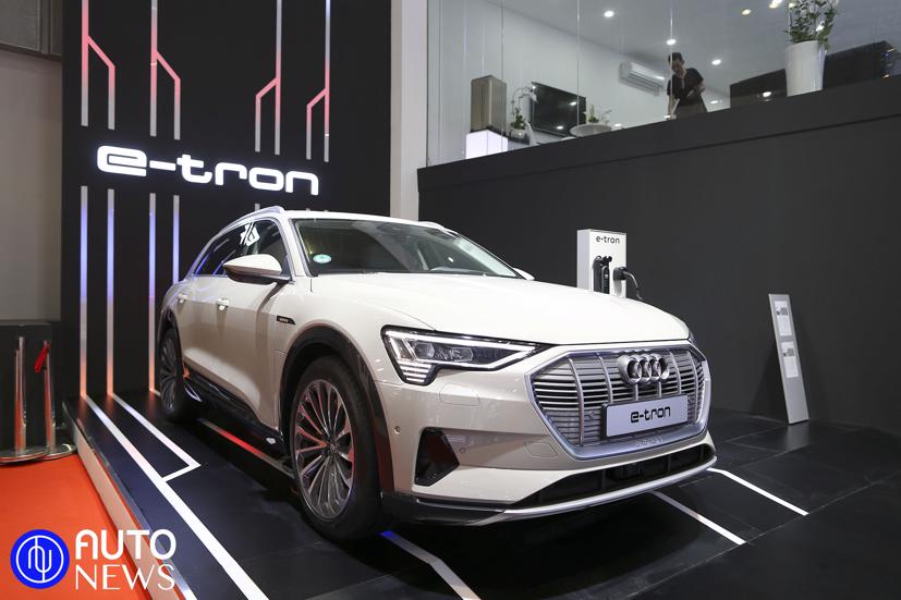 Audi E-tron - sự kết hợp hoàn hảo giữa hiệu suất và thiết kế tiên tiến. Vượt qua sự suy nghĩ truyền thống về xe hơi, Audi E-tron mang đến cho bạn những trải nghiệm về công nghệ điện mới nhất, chất lượng âm thanh vượt trội và một cảm giác lái thoải mái. Hãy xem hình ảnh để tận hưởng sự tinh tế và sang trọng của Audi E-tron.