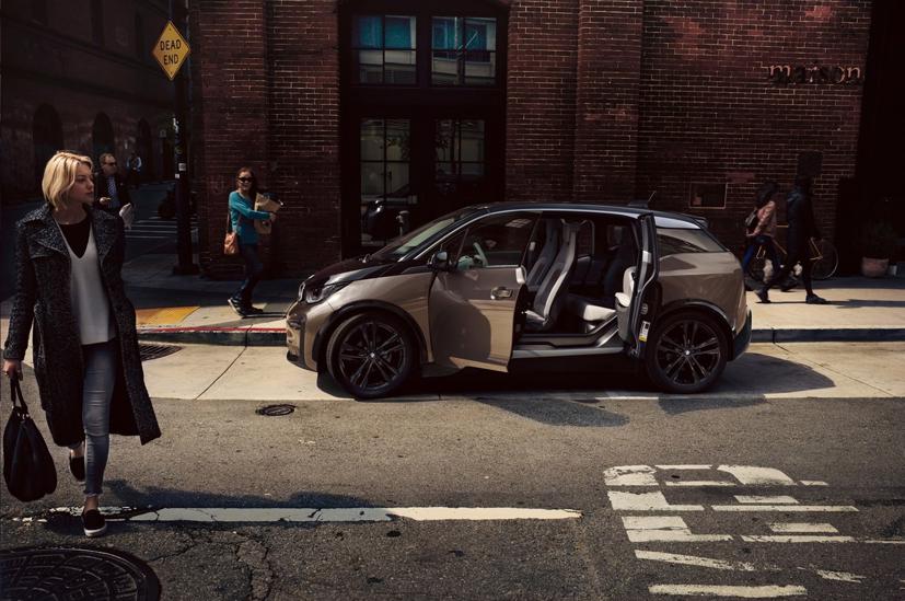 Với số lượng các trạm sạc nhanh đang tăng lên khắp nơi, xe điện có thể thoải mái di chuyển. Ảnh: Carscoops.