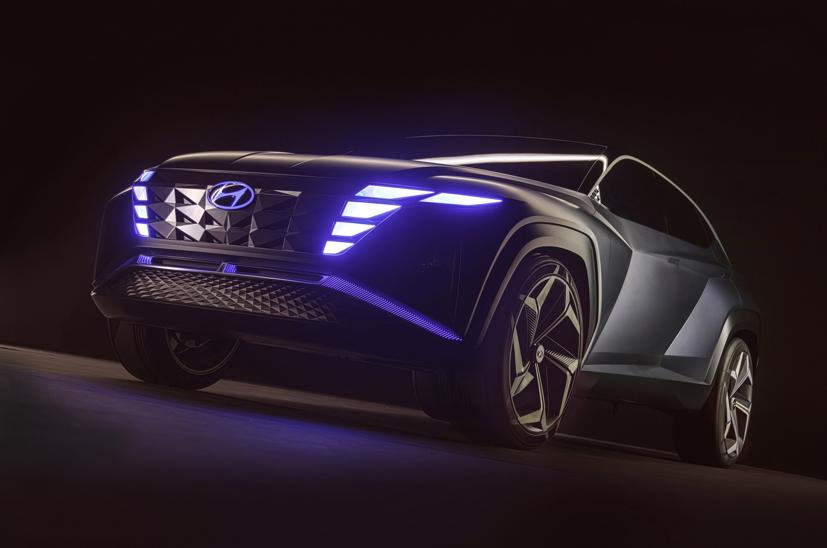 Phần đầu xe và đèn chiếu của Hyundai Vision T khá giống với người đàn anh Le Fil Rouge. Ảnh: Carscoops.