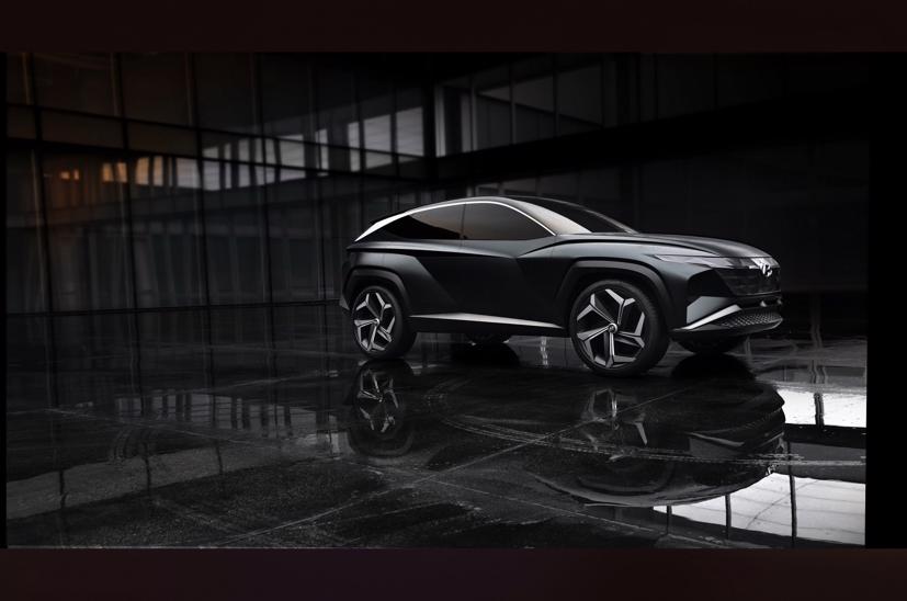 Đặc biệt, phần gương xe được giấu vào hai bên cột A, rất giống Audi E-tron. Ảnh: Carscoops.