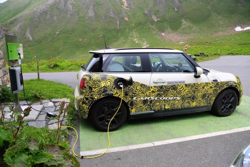 Theo giám đốc MINI, thế hệ xe điện mới này sẽ nhỏ hơn mẫu Cooper SE mới ra mắt. Ảnh: Carscoops.