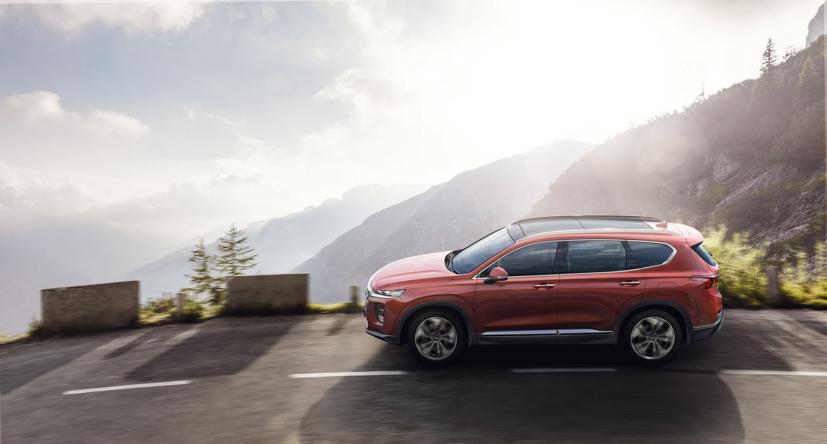 Ngoài ra, Hyundai Santa Fe 2020 còn có tuỳ chọn động cơ dầu diesel 2.2L. Ảnh: Carscoops.