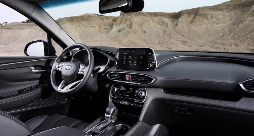 Gói công nghệ Hyundai SmartSense sẽ được trang bị tiêu chuẩn cho mọi chiếc Santa Fe 2020. Ảnh: Carscoops.