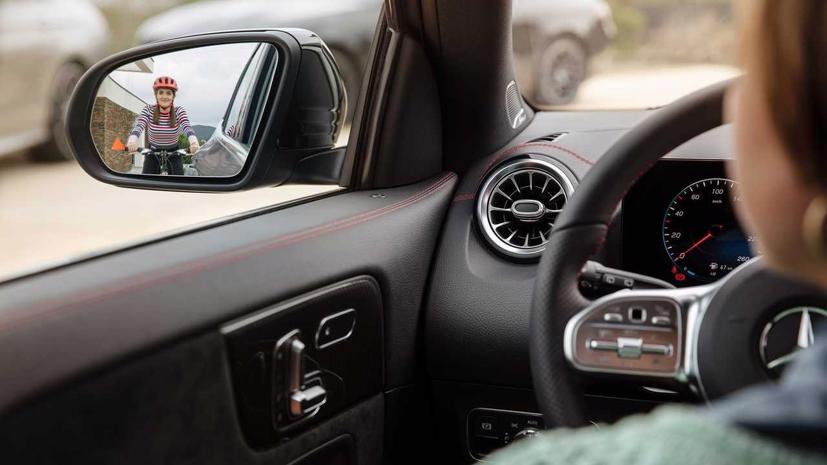 Tính năng cảnh báo mở cửa trên các dòng xe Mercedes-Benz mới. Ảnh: Motor1.