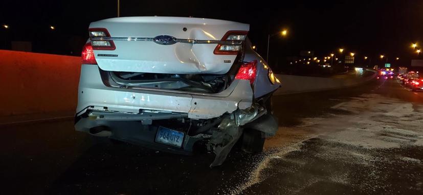 Sau khi tông mạnh vào xe cảnh sát đang đỗ, chiếc Tesla Model 3 tiếp tục va chạm với một chiếc xe khác. Nguồn: Facebook Connecticut State Police.