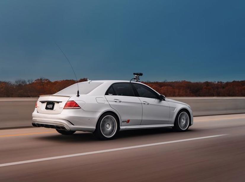 Xe còn được trang bị camera tầm nhiệt, hệ thống TCAS phát hiện máy bay tuần tra và radio bắt sóng cảnh sát.