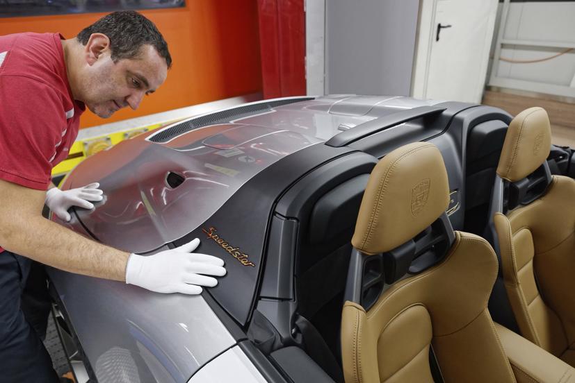 Posche 911 là dòng xe rất thành công của hãng, sau 70 năm làm xe thể thao. Ảnh: AutoBlog.