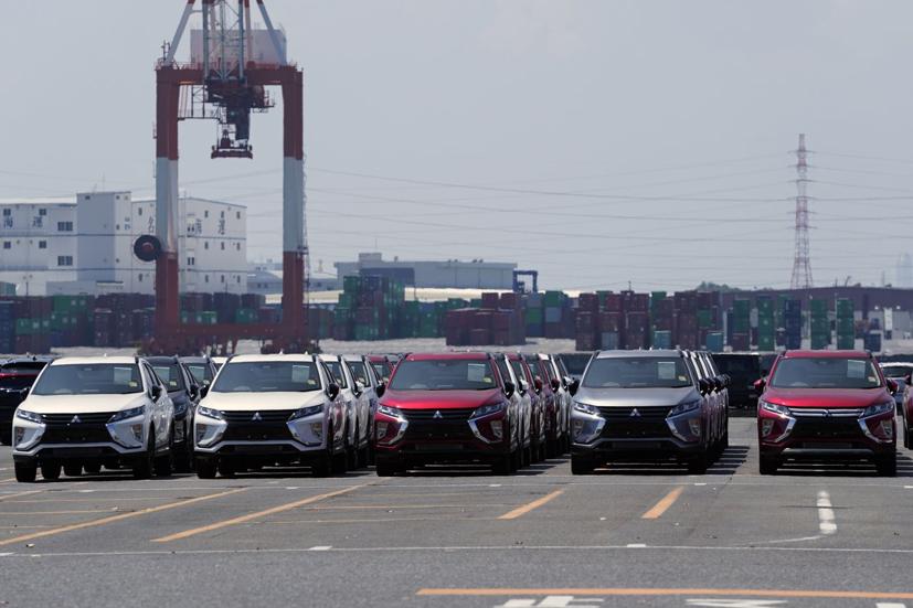 Doanh số bán hàng toàn cầu của Mitsubishi Motor Corp trong nửa đầu năm tài chính đã giảm 41% so với một năm trước đó, nhu cầu mua xe sụt giảm do đại dịch COVID-19. Ảnh: Toru Hanai / Bloomberg