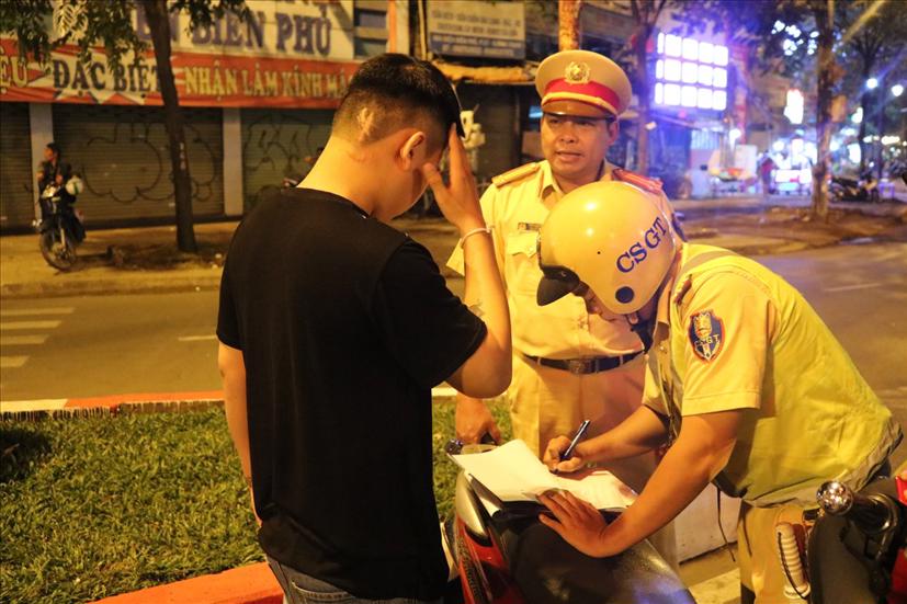 Nghị định số 100/2019 thay thế Nghị định 46/2016 có hiệu lực từ 1/1/2020, sẽ xử phạt nặng những lái xe có nồng độ cồn trong máu, hơi thở. Ảnh: Lao Động