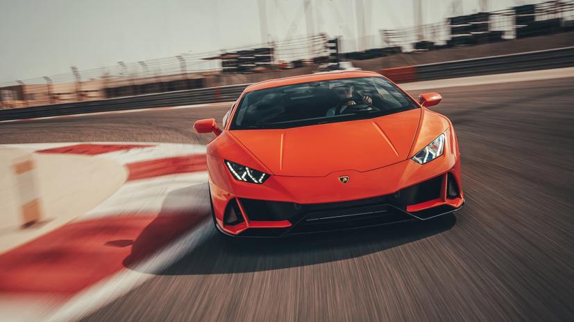 Lamborghini Huracan Evo đã tích hợp Amazon Alexa, đây là bước khởi đầu của chiến lược thâm nhập ngành công nghiệp ô tô của đại gia thương mại điện tử. Ảnh: Motor1