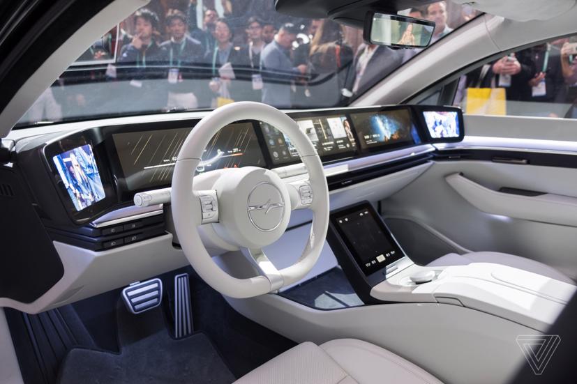 Một màn hình lớn từ đầu này sang đầu kia bên trong Vision-S