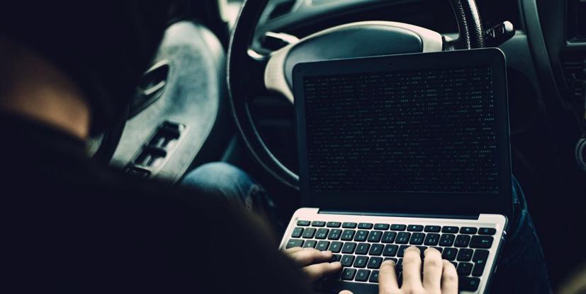 "Xe hơi không khác gì mạng máy tính, một mạng máy tính sau vô lăng”, chuyên gia bảo mật ô tô Alissa Knight nói. Ảnh: Car and Drive