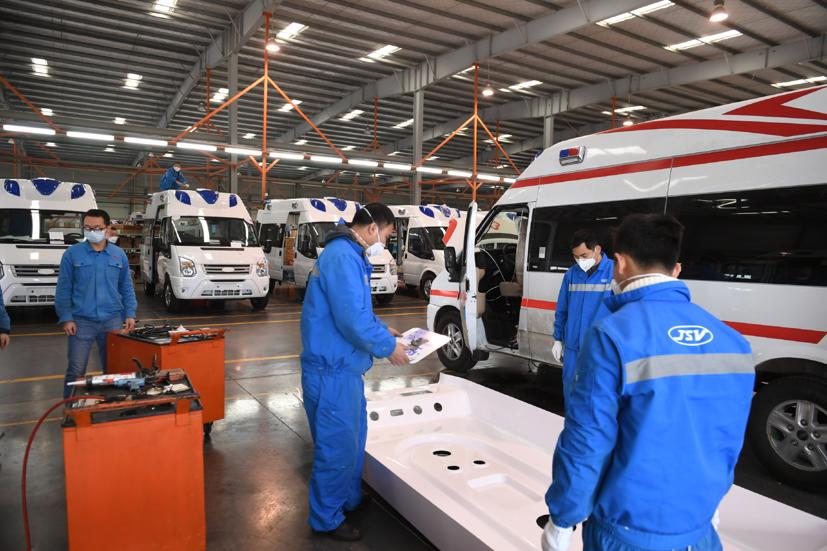 Các công nhân ở liên doanh Ford-Jiangling Motors Corp đang cải tạo xe tải Transit thành xe cứu thương. Ảnh: Bloomberg
