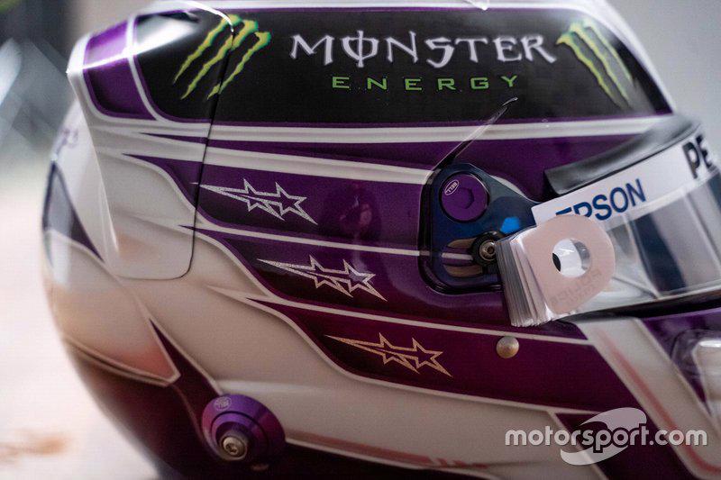 Mũ bảo hiểm của Lewis Hamilton m&#249;a giải F1 2020 tr&#244;ng thế n&#224;o? - Ảnh 1