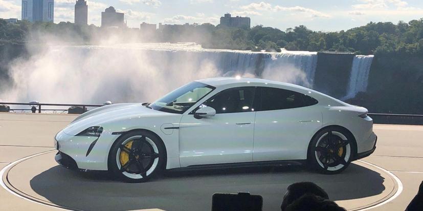 Bill Gates nhận xét xe điện Porsche Taycan “rất, rất tuyệt vời”, đồng thời thừa nhận mức giá cao. Ảnh: Bloomberg