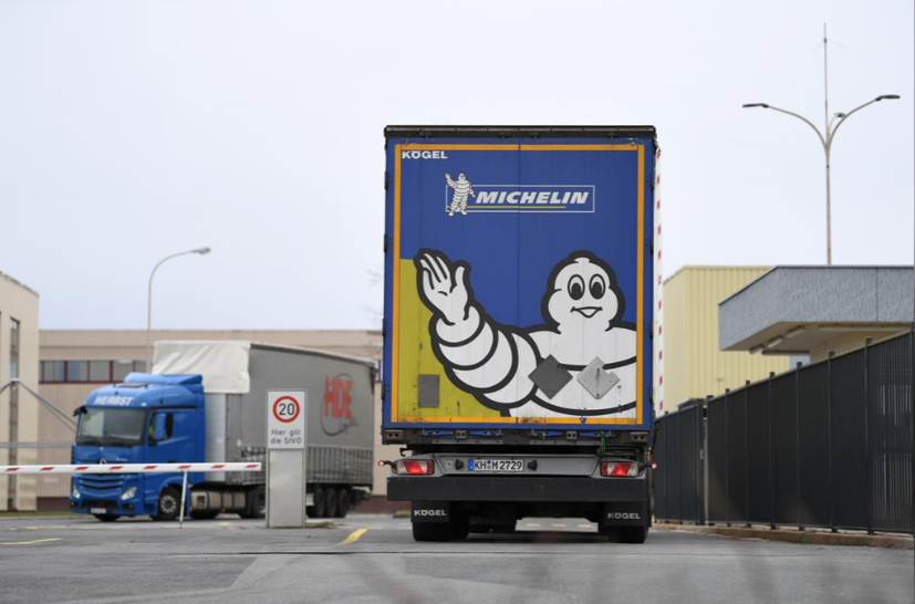 Một chiếc xe tải đi vào chi nhánh Bamberg của hãng sản xuất lốp xe Pháp Michelin ở Bamberg, Đức, hôm 13/2/2020. Ảnh: Reuters