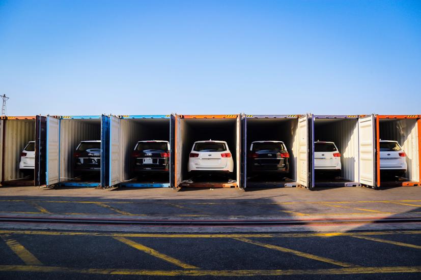 Lô xe Kia Grand Carnival được đưa vô container tại Khu công nghiệp THACO Chu Lai (Quảng Nam) để xuất khẩu sang Thái Lan.