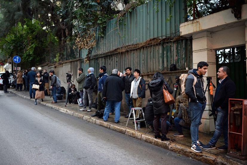 Một số cơ quan báo chí tụ tập trước cửa nhà Ghosn ở Beirut. Ảnh: Wall Street Journal