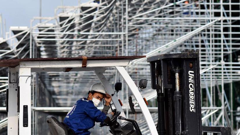 Một công nhân đang hoàn thiện nốt trường đua để giải F1 Hà Nội sẵn sàng vào 5/4. Ảnh: Autoweek