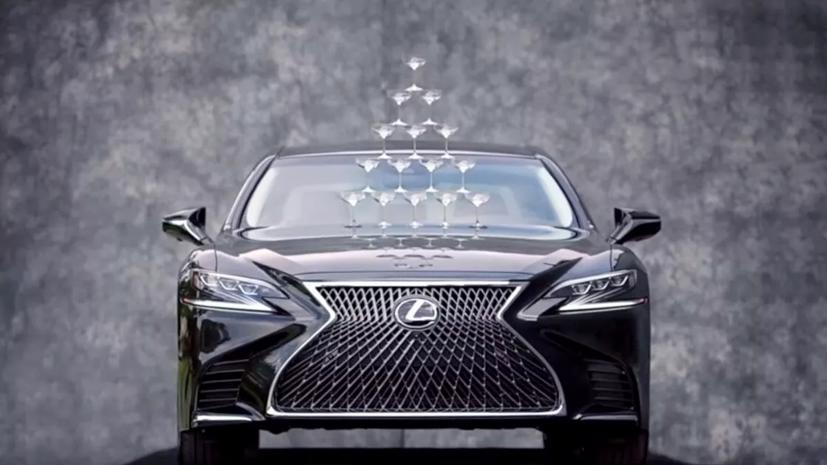 Video xe Lexus chạy 233km/h với th&#225;p ly s&#226;m-banh tr&#234;n mui  - Ảnh 2