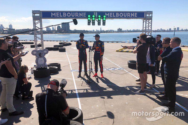 Max Verstappen, Alex Albon của đội Red Bull Racing cùng với các phương tiện truyền thông. Ảnh: Motorsport