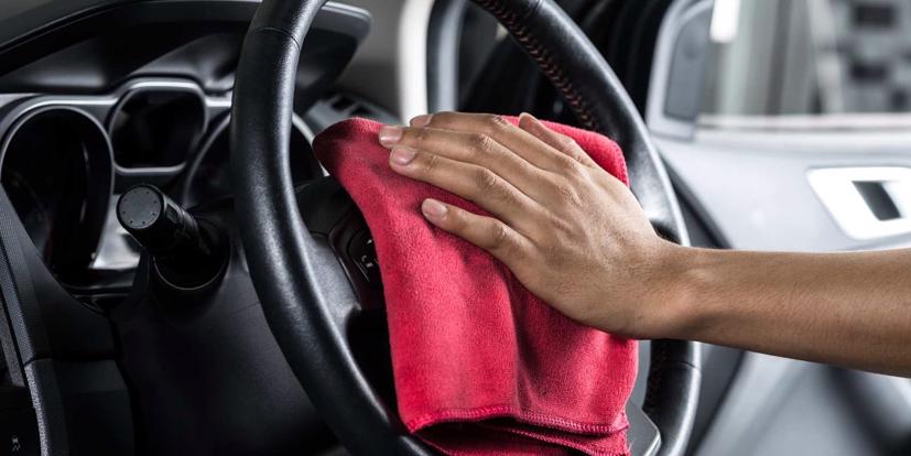 Lái xe cần vệ sinh, lau chùi các bề mặt mà mọi người thường xuyên chạm vào, bao gồm vô lăng, tay nắm cửa.... Ảnh: Consumer Report