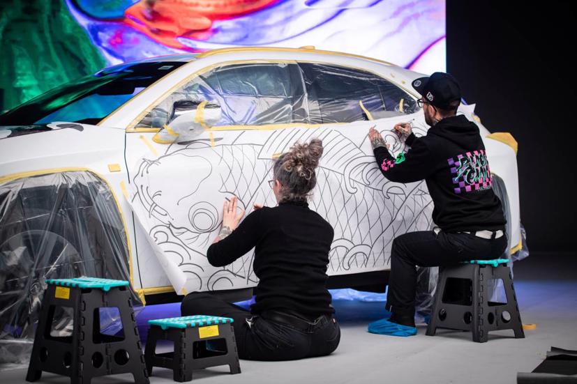 Lexus UX: T&#225;c phẩm xe hơi xăm m&#236;nh đầu ti&#234;n tr&#234;n thế giới - Ảnh 6